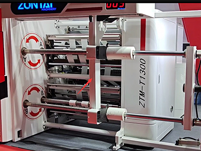 Automatic pushing device for finished roll