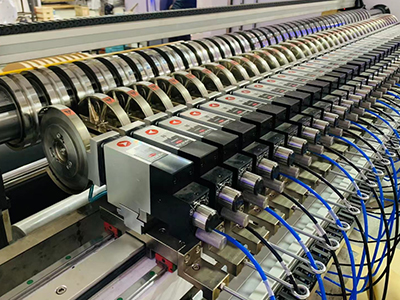 Automatic moving system for pneumatic circular knife